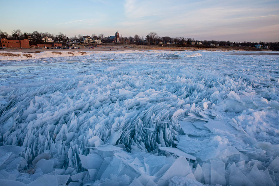 Лед без воды. Озеро Мичиган обледенело. Озеро Мичиган осколки. Озеро Мичиган лед. Волны на озере Мичиган замёрзли.
